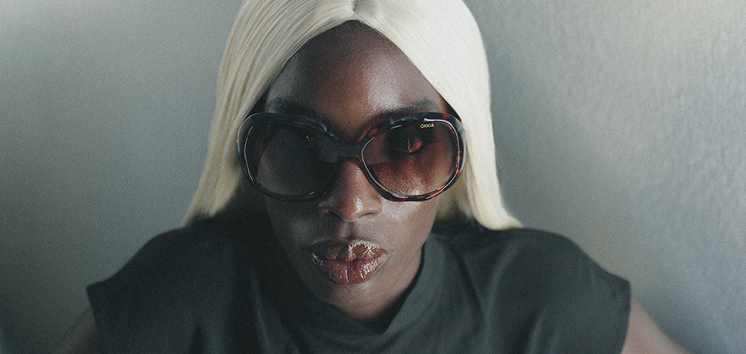 Modelo con gafas de sol Okkia de montura grande de carey